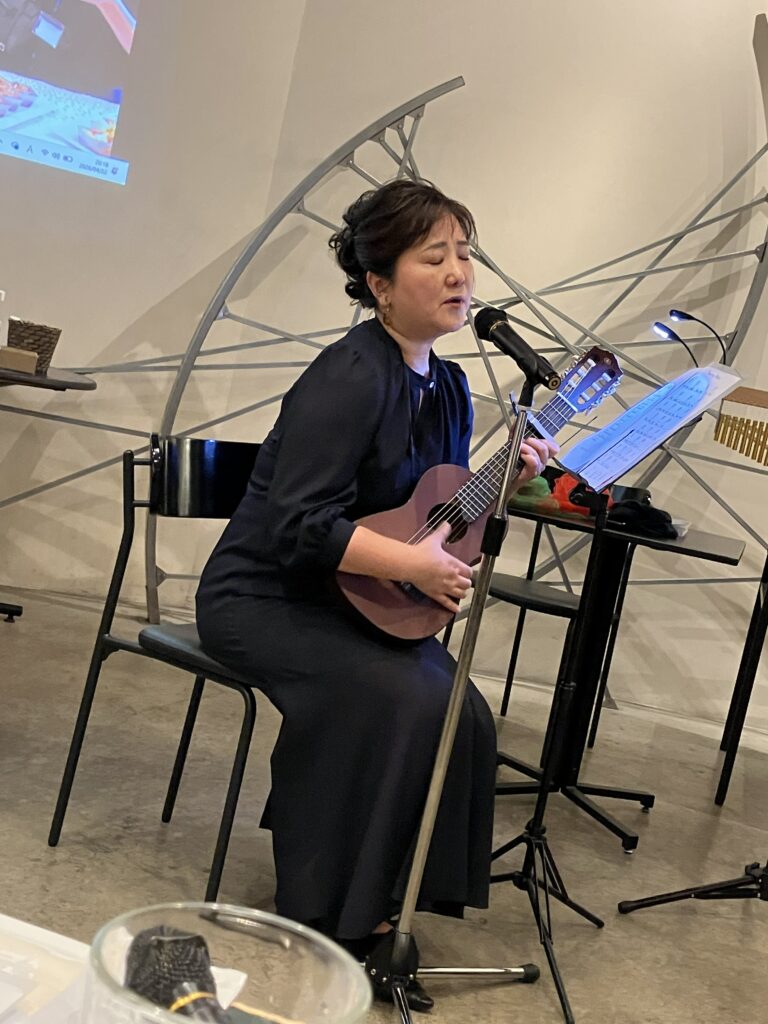 めいぷるえいご代表の髙橋麻子様によるギタレレ演奏